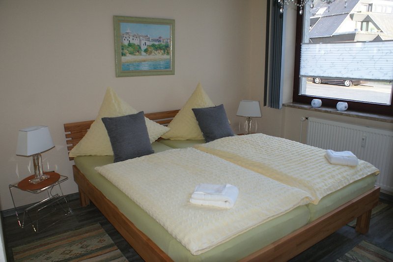 Schlafzimmer mit Doppelbett, 1,80m x 2,00m, und verstellbarem Lattenrost