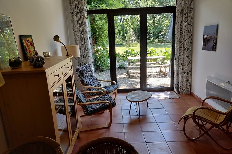 Einladendes Wohnzimmer mit Holzmöbeln und Pflanzen.