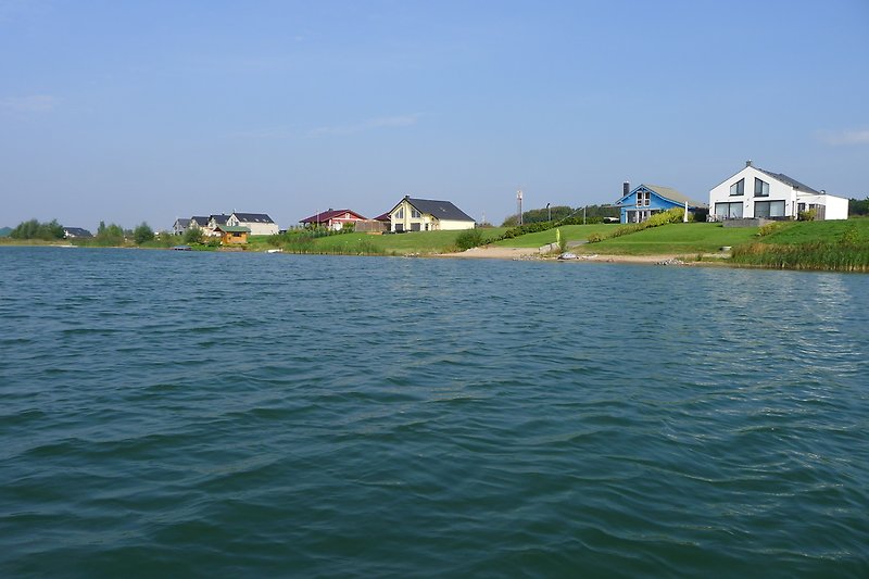 Ferienhäuser entlang des Ufers