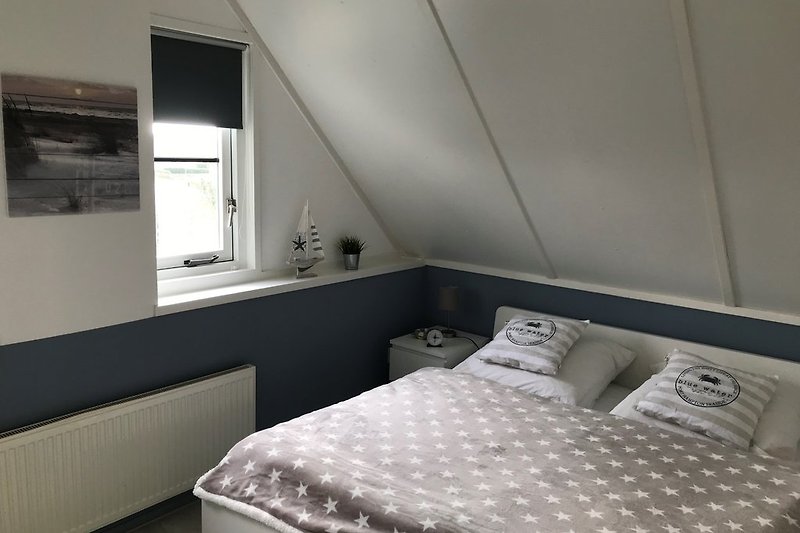 Schlafzimmer 1 (180x200) mit LED TV