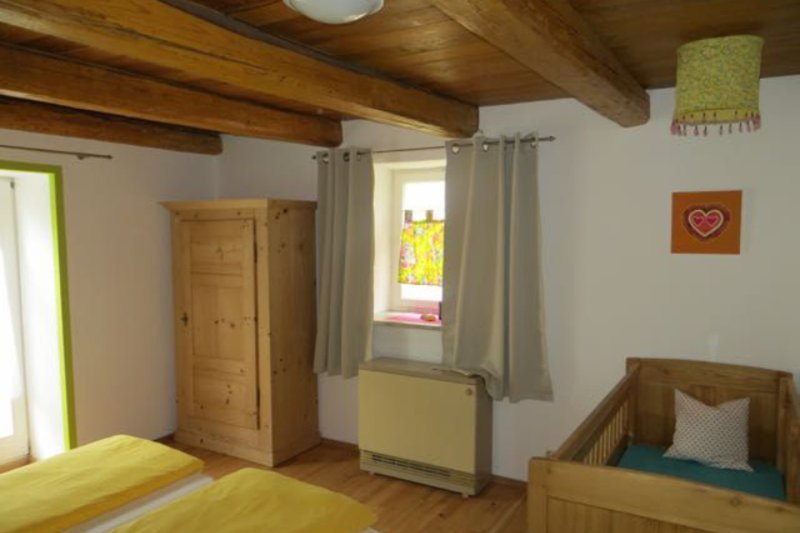 Schlafzimmer im EG mit Blick auf Fenster und Terassentür