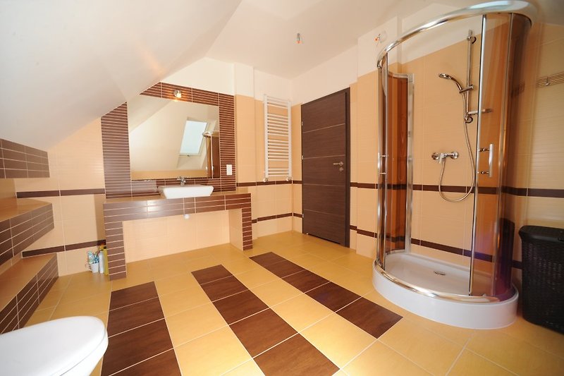 Badezimmer im Obergeschoss mit Dusche WC und Waschbecken
