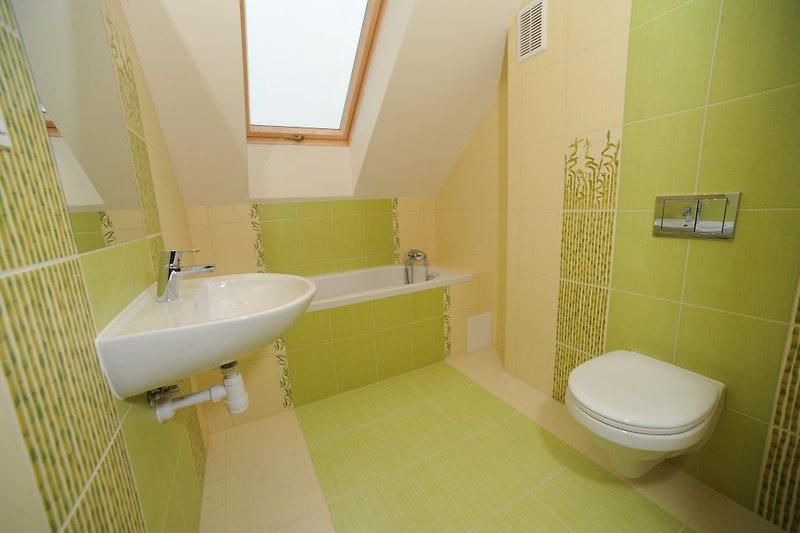 Badezimmer Im Obergeschoss mit Badewanne und WC (Doppelzimmer)