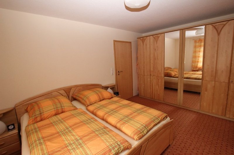 Das Schlafzimmer mit Doppelbett 180x200cm