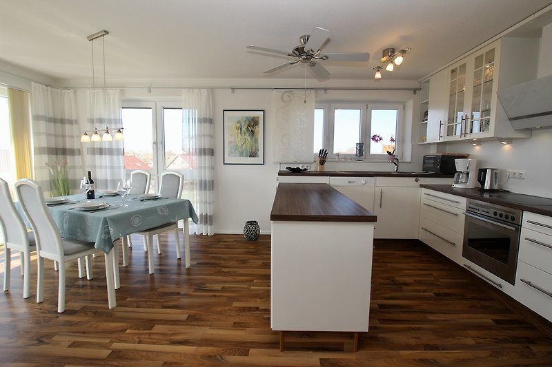 Gemütliche Küche mit stilvollen Schränken und Holzboden.