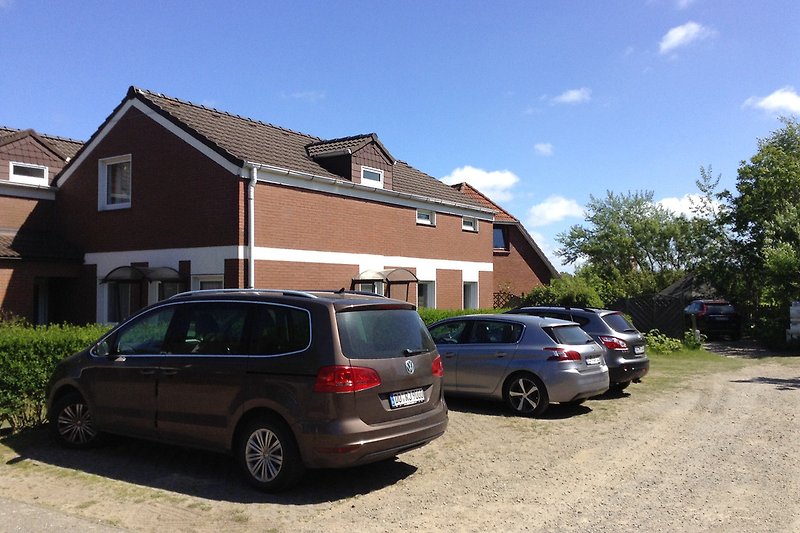 Haus Norderoog, hier: Parkplatz Nr. 8 -14
