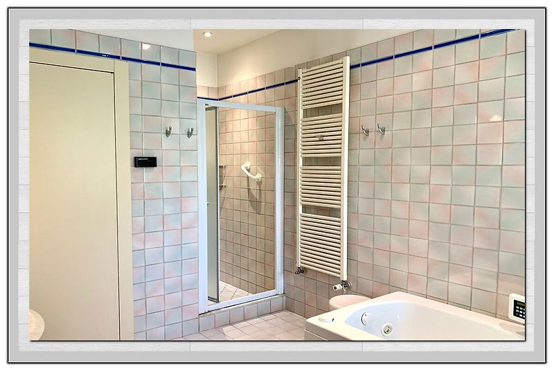 Schönes Badezimmer mit moderner Dusche und stilvoller Einrichtung.
