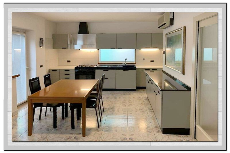 Moderne Küche mit stilvoller Einrichtung und Holzboden.