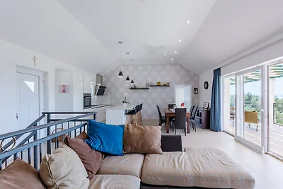 Contemporary house, 4 bedrooms, pool, spacious garden
