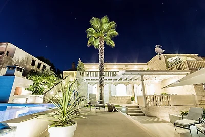 Große Villa mit beheiztem Pool