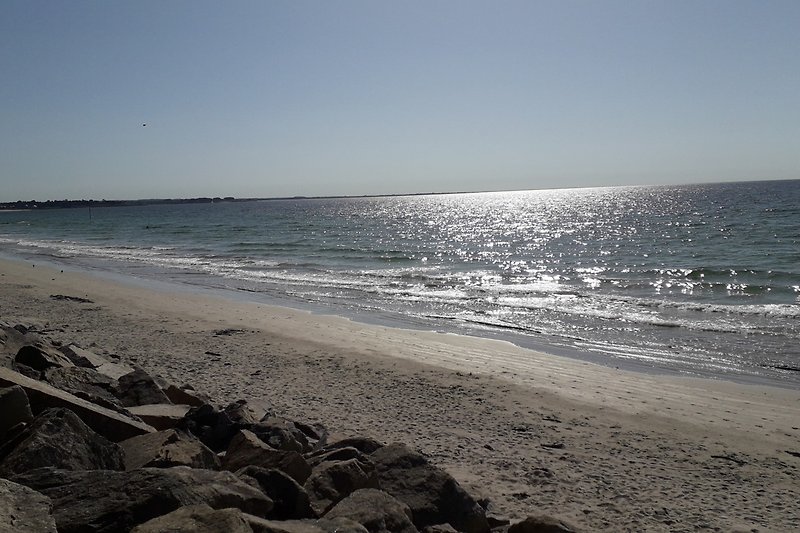 Magnifique paysage côtier avec plage de sable, mer bleue et ciel dégagé.à 30 métres de la location ...