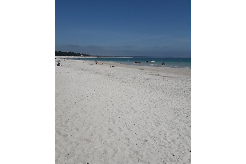 Longue plage de sable blanc à 30 métres de la location