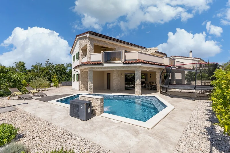 Elegante Villa mit großzügiger Einfahrt in ruhiger Wohngegend.