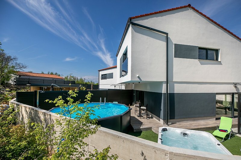Villa Veroniq mit Pool und Whirlpool