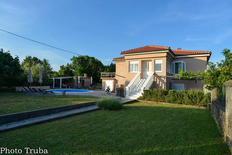 Villa mit Pool und Garten in ruhiger Wohngegend.
