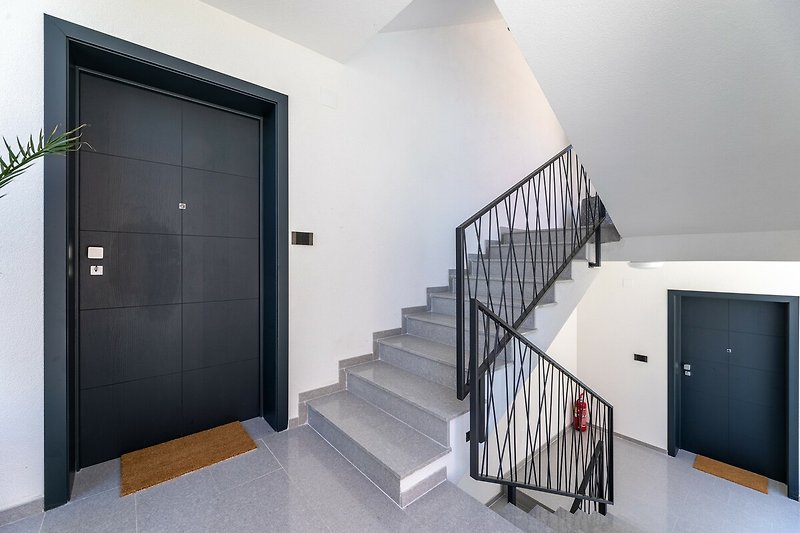 Schöne Treppe aus Holz und Glas. Genießen Sie den modernen Stil und erkunden Sie das Gebäude.