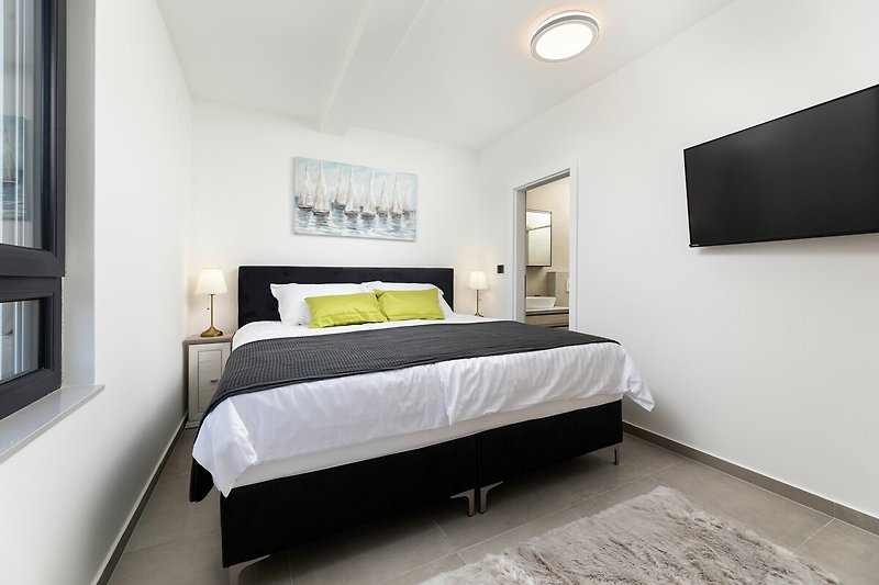 Gemütliches Schlafzimmer mit stilvollem Holzbett und angenehmer Beleuchtung. Entspannen Sie sich und genießen Sie den Komfort.