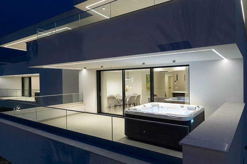 Penthouse mit Balkon und Sportwagen direkt vor der Tür.