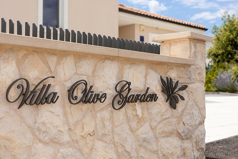 Villa Olive Garden mit Pool