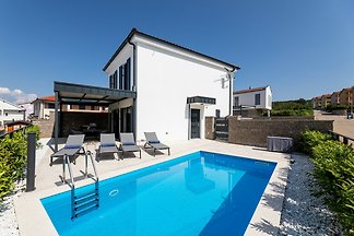 Villa Bella with heated pool
