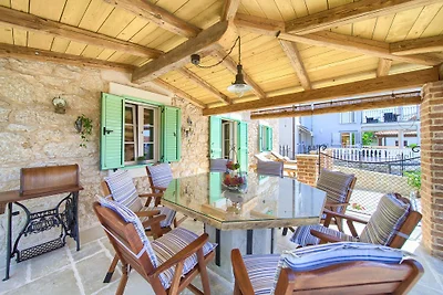 Villa con piscina riscaldata e vista mare