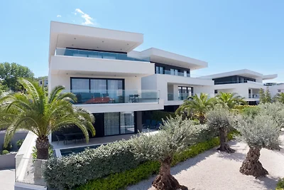 Azimut Luxus Apartment mit Pool