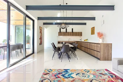 Casa Forma con piscina