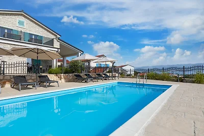 Villa Maia – Stilvolle Oase mit Pool & Meerblick