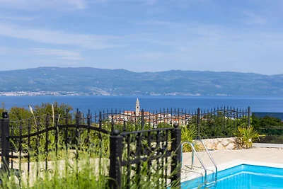 Villa Maia – Stilvolle Oase mit Pool & Meerblick
