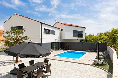 Villa George mit beheiztem Pool