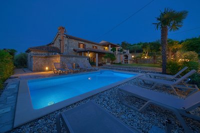 Appartamento rustico con piscina e vista mare