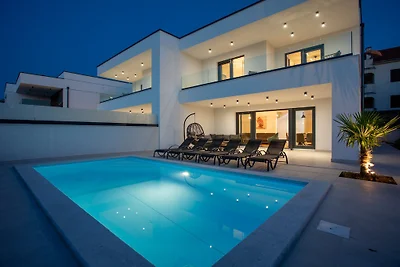 Villa Diva am Meer mit Pool