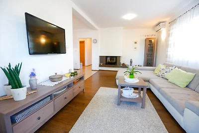 Villa Lavender's Breeze mit Pool