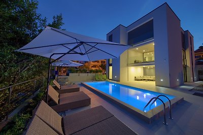 Villa Celeia-Luxus FeWo 1 mit Pool