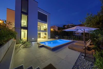 Villa Celeia-Luxus FeWo 3 mit Pool