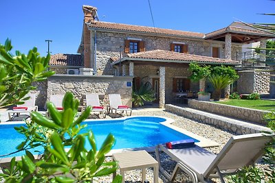 Appartamento rustico con piscina e vista mare