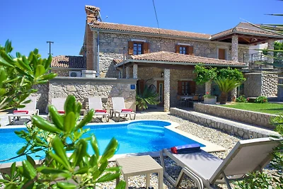 Appartamento rustico con piscina e vista mare