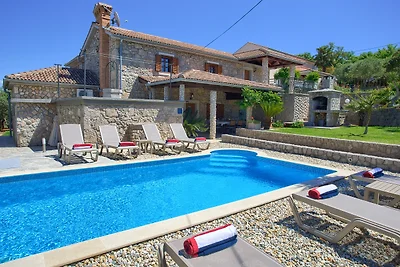 Appartamento rustico con piscina e vista mare
