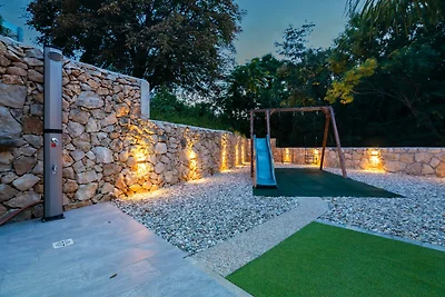 Charmante Villa Old Stone mit Pool
