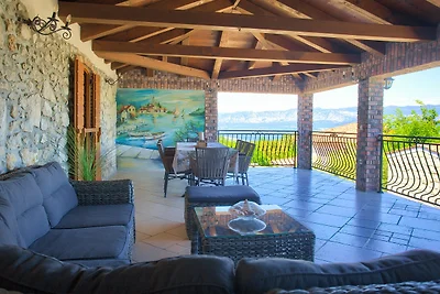 Appartamento rustico con piscina e vista mare