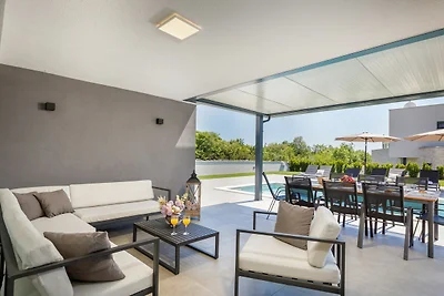 Villa Marinella mit beheiztem Pool