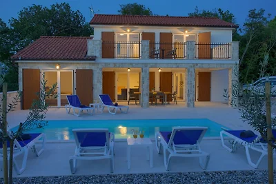 Villa Zala mit beheiztem Pool