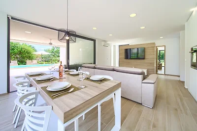 Villa Celeia-Luxus FeWo 1 mit Pool