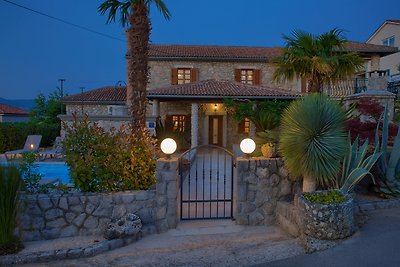 Appartamento rustico con piscina e vista mare