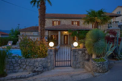 Appartamento rustico con piscina e vista mare