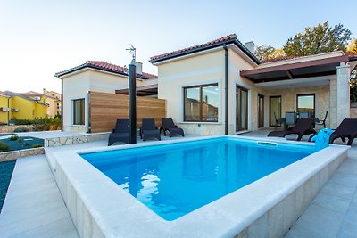 Villa Ema am Meer mit Pool