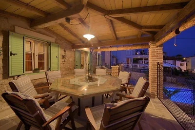 Villa con piscina riscaldata e vista mare