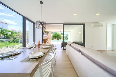 Villa Celeia mit beheiztem Pool