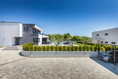 Villa Marinella mit beheiztem Pool