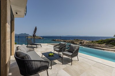 Villa Riviera am Meer mit Pool